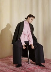 NZZ STIL / MÄNTEL ÜBER ALLES // pink jumper: ganni styling: victoria steiner